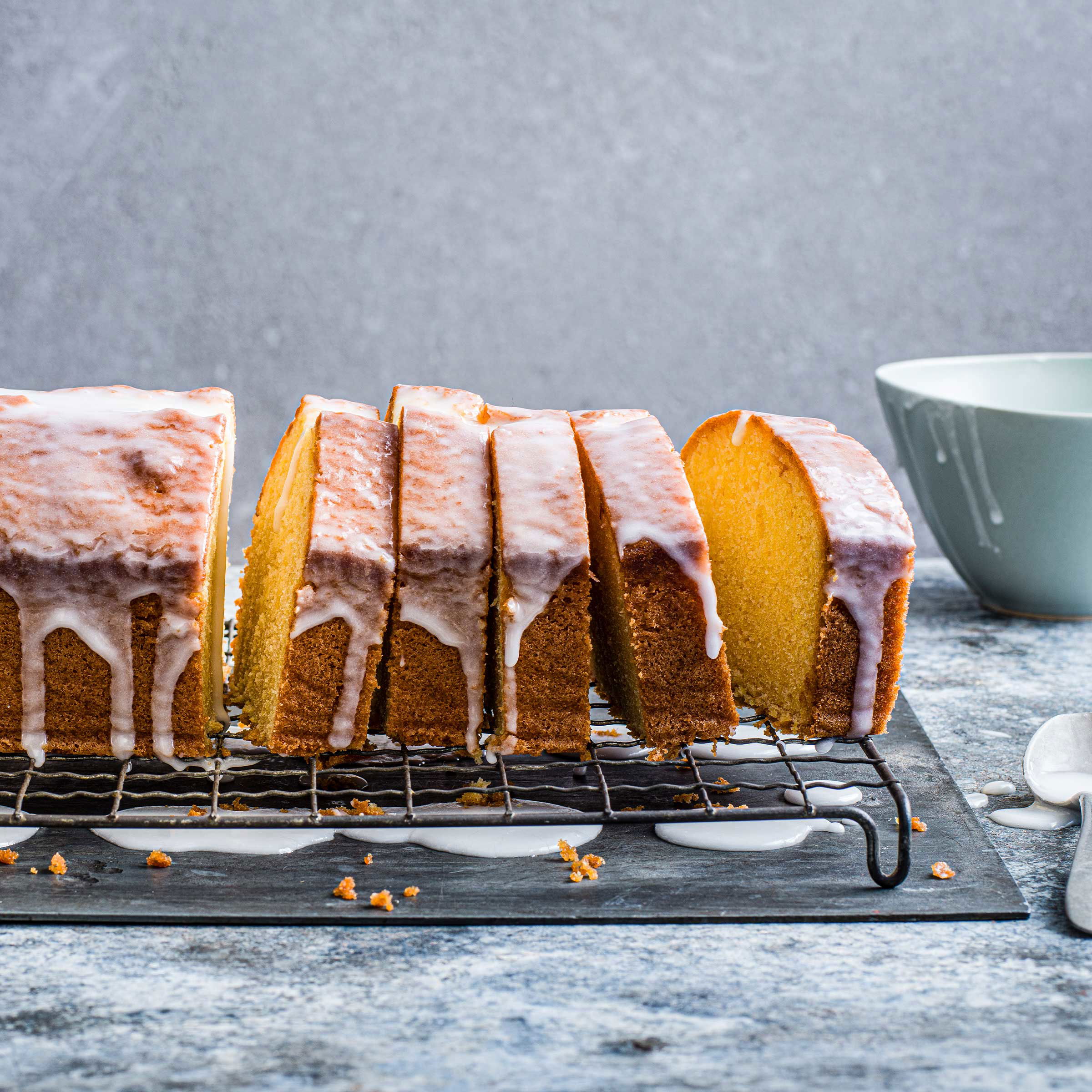 https://cakeheadmedia.b-cdn.net/app/uploads/2020/09/lemon_drizzle_loaf.jpg