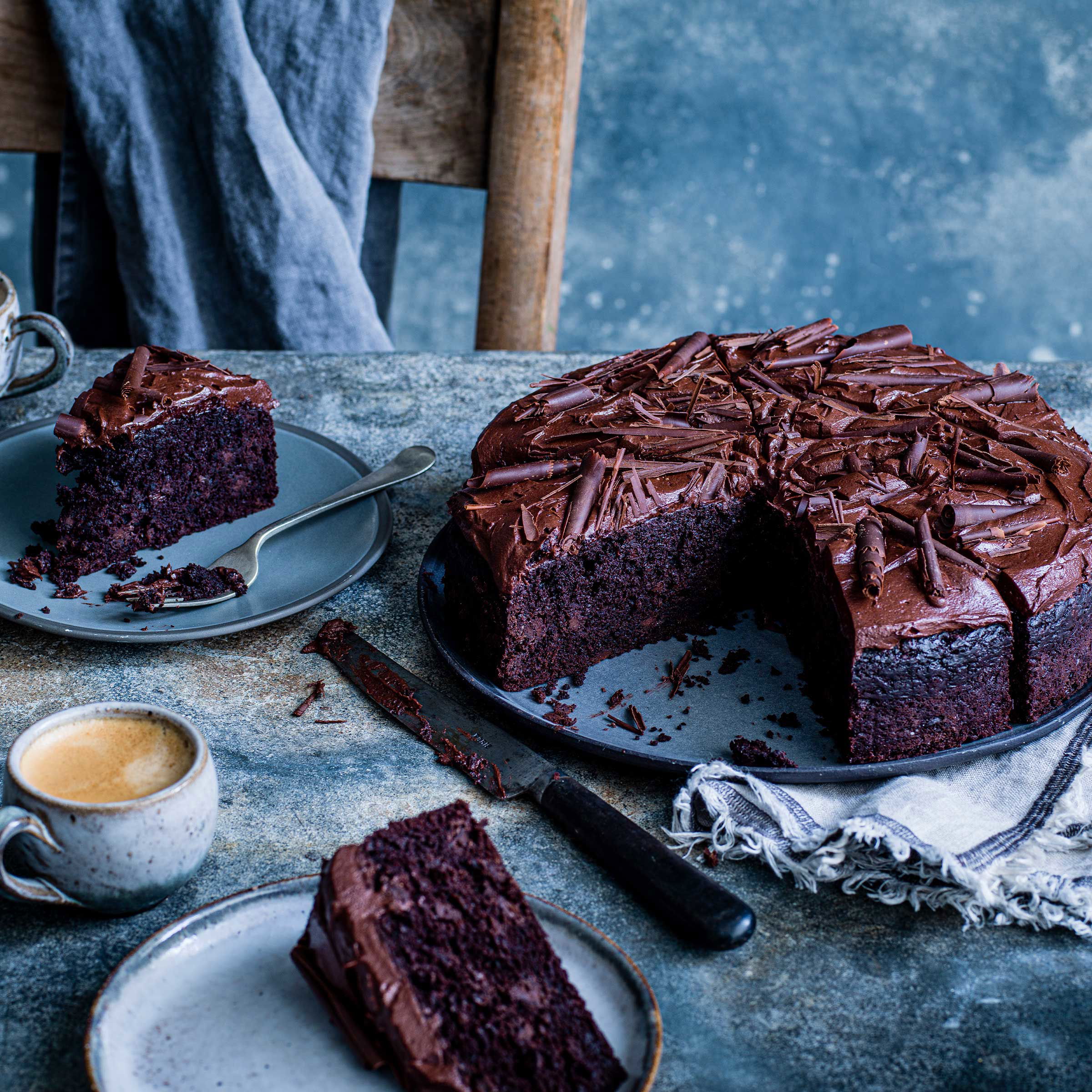 https://cakeheadmedia.b-cdn.net/app/uploads/2020/09/vegan_chocolate_cake_01.jpg